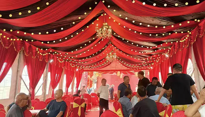 تُحدث خيمة الدفع والسحب لمأدبة النبيذ ثورة في تجربة تناول الطعام في الهواء الطلق